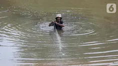 Warga menjaring ikan di galian properti kawasan Kampung Sawah, Ciputat, Tangerang Selatan, Senin (13/7/2020). Masa pandemi Covid-19, warga memanfaatkan waktu luang dengan menjaring ikan untuk menyambung hidup. (Liputan6.com/Fery Pradolo)