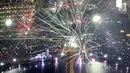 Kembang api menghiasi malam pergantian tahun baru 2018 di kawasan Bundaran HI, Jakarta Senin (1/1/2018). Ribuan warga memadati kawasan tersebut untuk manyaksikan malam pergantian tahun. (Liputan6.com/Angga Yuniar)