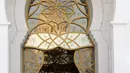 Seorang wanita pejabat setempat menjelaskan tentang Masjid Syekh Zayed kepada Pangeran Charles di Abu Dhabi, Uni Emirat Arab, Sabtu (5/11). Mereka menjelaskan tentang seni arsitektur yang dimiliki Masjid Syekh Zayed ini. (AFP/Karim Sahib)
