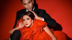 Darius yang memiliki hobi sepak bola maupun touring kerap didukung oleh Donna Agnesia. Bahkan Donna Agnesia yang sempat trauma naik motor pun kini ketagihan saat diajak touring. Keduanya pernah touring jelajahi Himalaya. (Liputan6.com/IG/riomotret)