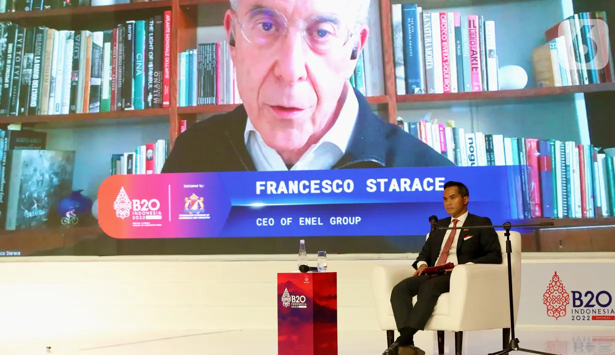 CEO of Enel Group Fransesco Starace disaksikan Ketua Dewan Pertimbangan KADIN Indonesia Anindya Bakrie saat menjadi pembicara secara virtual pada diskusi informal Forum B20 yang diikuti delegasi anggota G20, di Jakarta, Kamis (27/1/2022). (Liputan6.com/HO/Alwi)