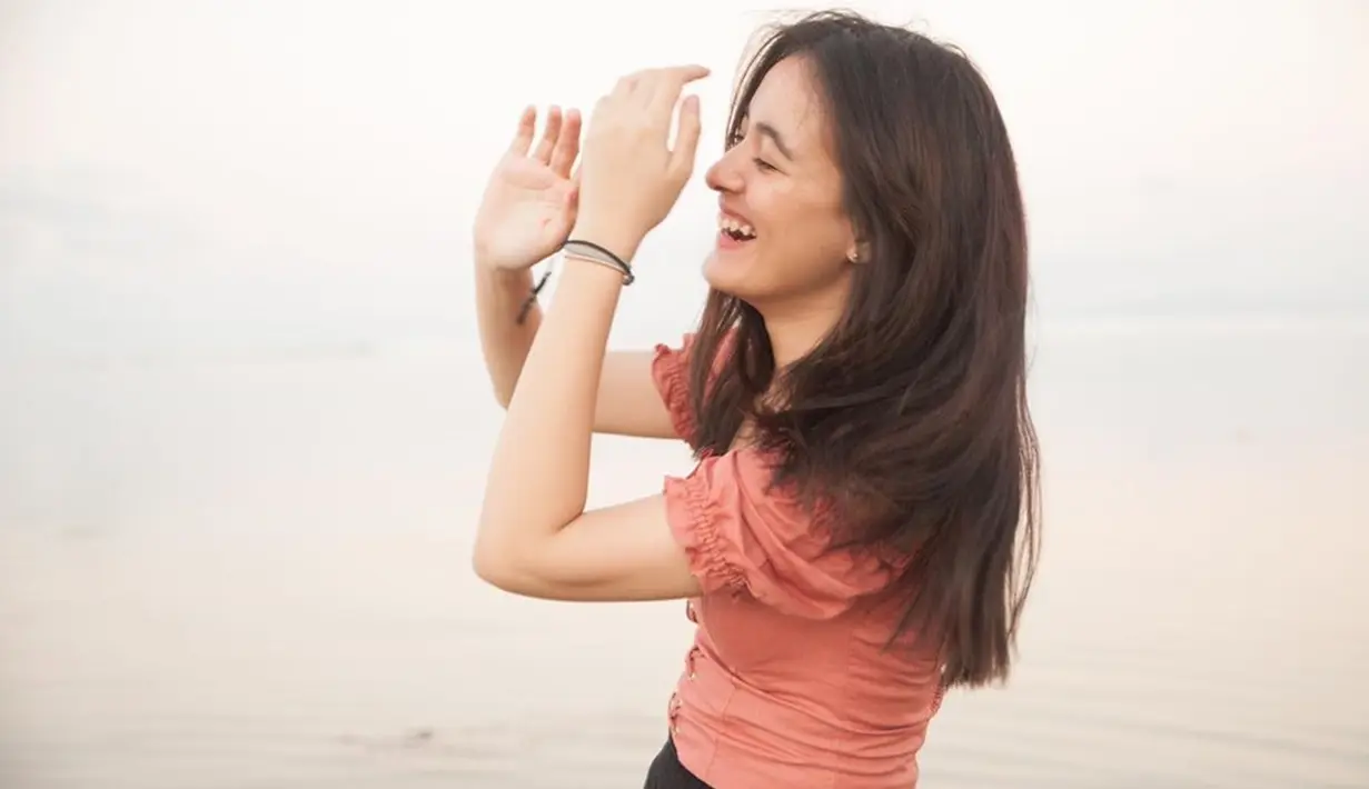 Penyanyi kelahiran 26 September 2001 
selalu berhasil tampil memesona di berbagai momen. Gaya candidnya sambil tersenyum sukses mencuri perhatian. Aura kecantikannya semakin terpancarkan ketika tersenyum. (Liputan6.com/IG/@mawar_eva)