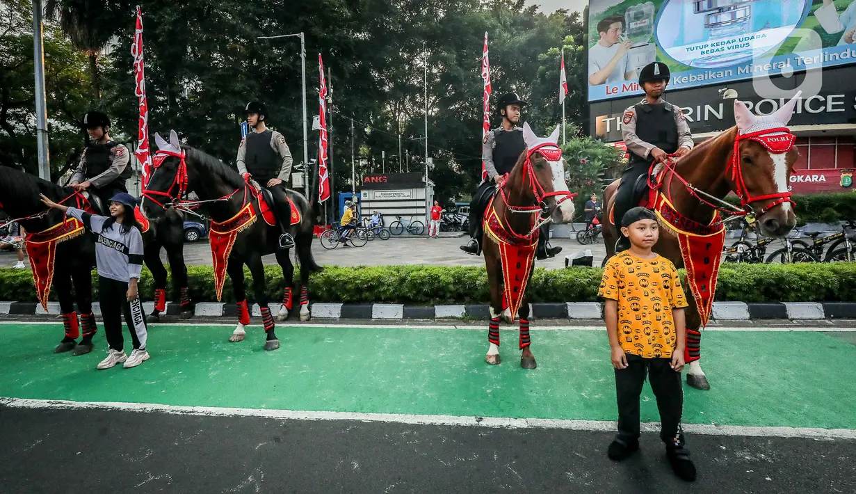 Selain melakukan olahraga seperti joging hingga bersepeda, banyak pula warga yang berswafoto di sekitar lokasi CFD. (Liputan6.com/Faizal Fanani)