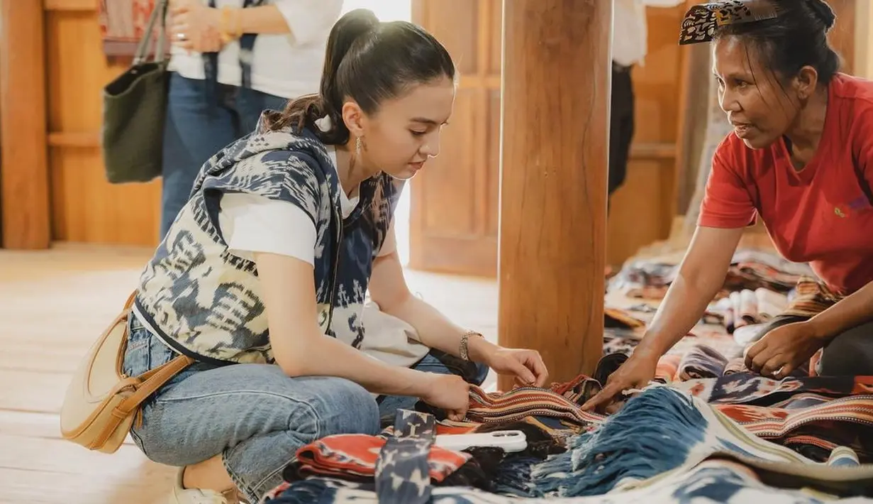 <p>Lihat cantiknya Raline Shah pakai vest tenun ikat Sumba berwarna biru. Ia memadukan wastra ini dengan kaus putih lengan pendek dan celana jeans. [Foto: Instagram/ralineshah]</p>