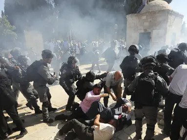 Polisi Israel saat bentrok dengan jemaah muslim Palestina di kompleks masjid al-Aqsa di Yerusalem (11/8/2019). Bentrokan terjadi usai salat Idul Adha Adha. (AP Photo/Illean Mahmoud)