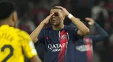 Reaksi penyerang PSG Kylian Mbappe usai kalah dari Borussia Dortmund pada leg kedua semifinal Liga Champions 2023/2024 di Parc des Princes, Rabu pagi WIB (08/05/2024).  (Foto AP/Lewis Joly)