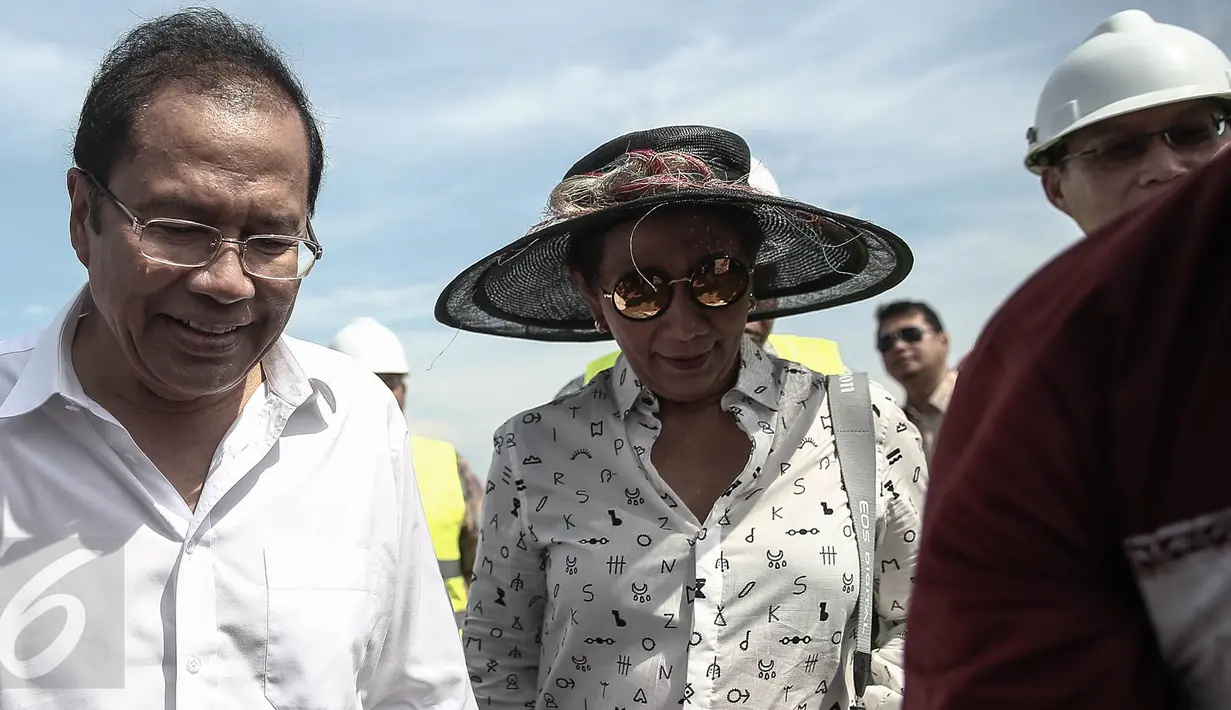 Menteri Kelautan dan Perikanan, Susi Pudjiastuti bersama Menko Kemaritiman, Rizal Ramli ketika meninjau reklamasi Teluk Jakarta, Rabu (4/5). Seperti biasa, Menteri Susi selalu modis memadukan pakaian yang dikenakannya. (Liputan6.com/Faizal Fanani)