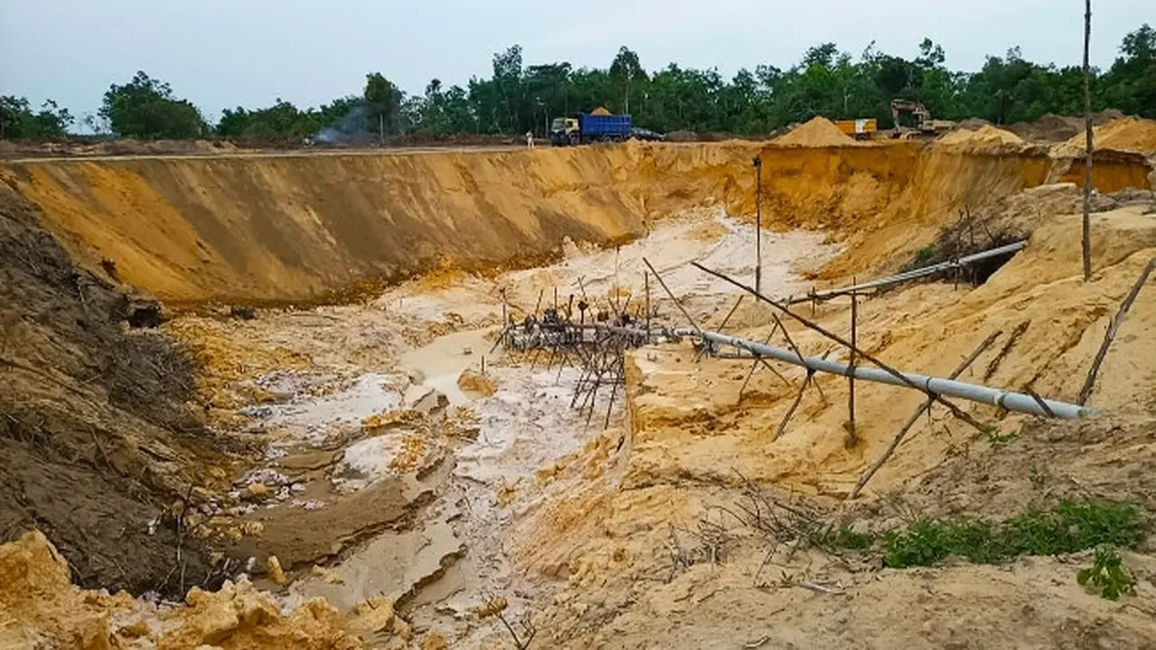 Penambangan ilegal di kawasan hutan produksi yang diungkap Direktorat Reserse Kriminal Khusus Polda Riau.
