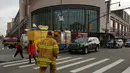 Tim SAR mendatangi lokasi tergelincirnya satu rangkaian kereta komuter Long Island Rail Road (LIRR) di Brooklyn Atlantic Terminal, New York, Rabu (4/1). Peristiwa yang terjadi pada jam sibuk itu melukai lebih dari 100 orang. (AFP PHOTO/Kena Betancur)