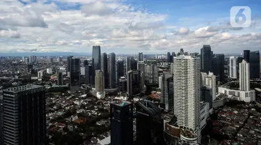 Lanskap permukiman penduduk dan gedung bertingkat di Jakarta, Minggu (28/11/2021). Direktur Perumahan dan Permukiman Kementerian PPN/Bappenas Tri Dewi Virgiyanti mengatakan tren penduduk yang tinggal di perkotaan diproyeksikan terus mengalami peningkatan. (Liputan6.com/Johan Tallo)