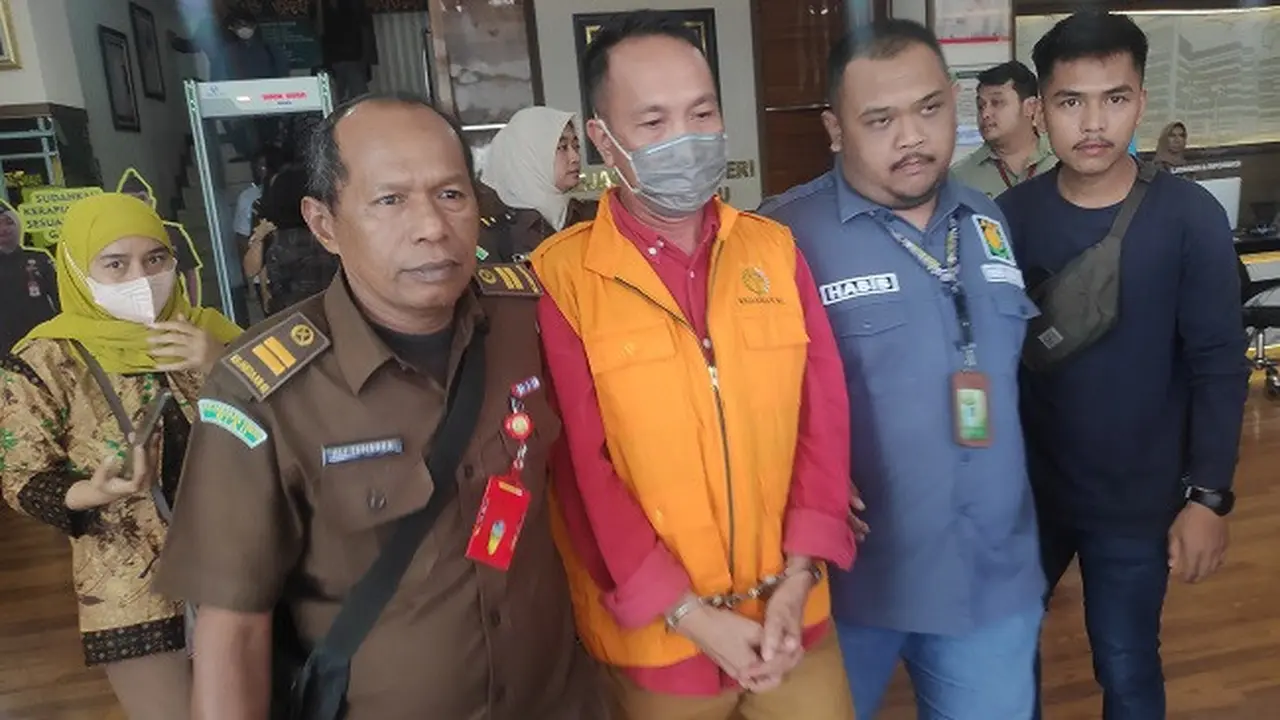 Tersangka korupsi kredit modal kerja di BJB Pekanbaru saat digiring petugas untuk dibawa ke Rutan.