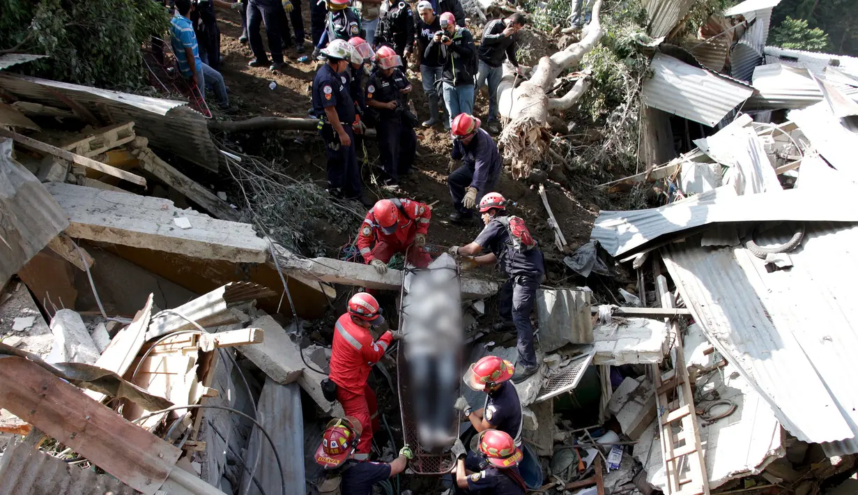 Tim penyelamat mengevakuasi korban longsor di Santa Catarina Pinula, Guatemala (2/10/2015).  Menurut media lokal, enam mayat ditemukan dari lumpur, dan sekitar 40 rumah hancur, setelah tanah longsor yang disebabkan hujan lebat. (REUTERS/Josue Decavele)