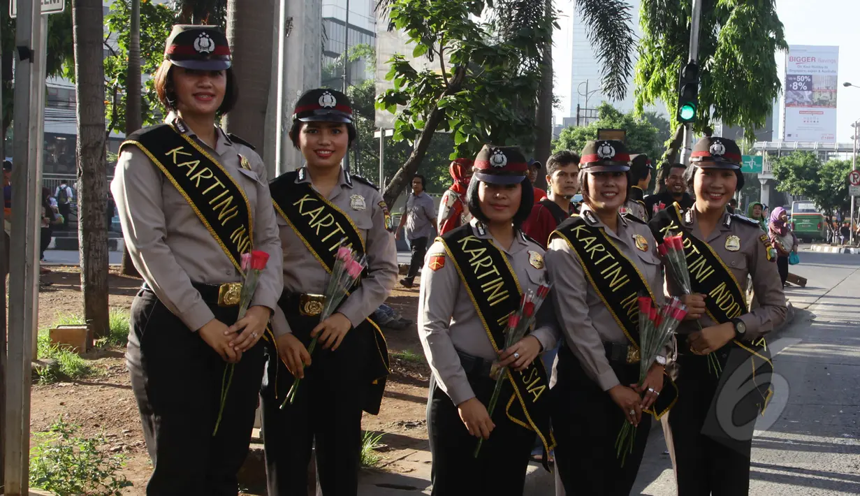 Para anggota Polisi Wanita (Polwan) saat bersiap membagikan bunga di kawasan Slipi, Jakarta, Selasa (21/4/2015). Pembagian bunga ini dalam rangka memperingati hari Kartini.(Liputan6.com/Johan Tallo)
