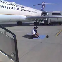 Berikut sederet foto para awak kabin pesawat yang menyempatkan diri beribadah di mana pun mereka bisa. (Sumber foto: facebook.com/travelingyuk)