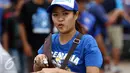 Suporter wanita Arema saat di Stadion Pakansari, Kab Bogor untuk menyaksikan laga final Piala Presiden 2017, Sabtu (12/3). Di final, Arema FC dan PBFC akan berlaga memperebutkan gelar juara Piala Presiden 2017. (Liputan6.com/Helmi Fithriansyah) 