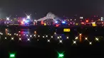 Sebuah pesawat Air Canada Express terparkir di landasan pacu Bandara LaGuardia, New York, Amerika Serikat, Senin 23 Maret 2026, setelah bertabrakan dengan kendaraan Otoritas Pelabuhan. Sebuah pesawat jet regional Air Canada Express bertabrakan dengan truk pemadam kebakaran Otoritas Pelabuhan di Bandara LaGuardia, New York, Amerika Serikat (AS), Minggu (22/3/2026) malam waktu setempat. (AP Photo/Ryan Murphy)
