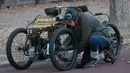 Salah satu peserta memperbaiki mobil klasiknya saat mengikuti kegiatan tur tahunan dengan mobil veteran dari London ke Brighton di London, Inggris (6/11). (Reuters/Neil Balai)