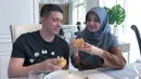 Momen bulan Ramadan sering dimanfaatkan untuk meluangkan waktu bersama dengan keluarganya. Hal itu juga dilakukan oleh Zaskia Sungkar. Demi banyak berkumpul dengan suami, ia tidak banyak mengambil pekerjaan. (Instagram/zaskiasungkar15)