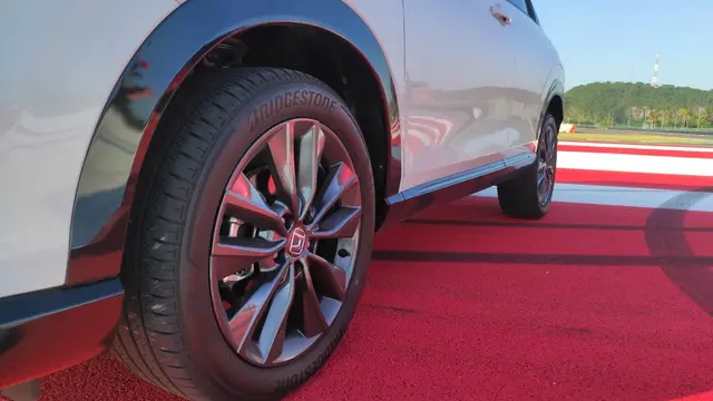 kesan tangguh pada All New Honda HR-V semakin kuat dengan desain baru pada pelek 18 inci yang agresif (Arief A/Liputan6.com)