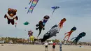 Layang-layang raksasa diterbangkan saat Festival Internacional del Viento (Festival Angin Internasional) di pantai Malvarrosa, di Valencia, Spanyol (23/4). Acara ini diikuti oleh 150 peserta dari berbagai penjuru Eropa. (AFP/Jose Jordan)