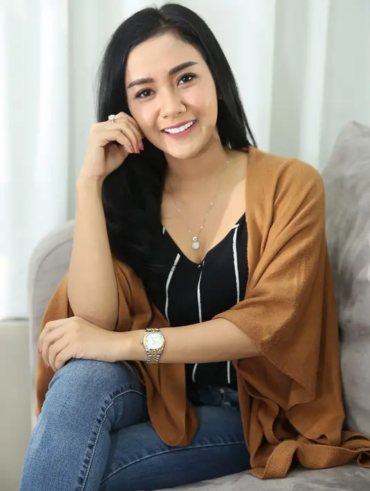 Cita juga mengatakan sedang tidak dekat dengan siapapun. Ia hanya bekerja bareng dalam program televisi tersebut. (Bambang E.Ros/Bintang.com)