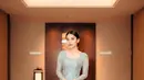 Mendukung penampilannya, artis berusia 21 tahun ini memakai heels warna putih. Berfoto dengan pose meletakkan tangan di depan perut, netizen salah fokus dengan jari Azizah Salsha yang tidak memakai cincin nikahnya. Untuk hiasan di tangan, diketahui Zize hanya pakai gelanng. Lantaran tak pakai cincin, netizen pun bertanya-tanya soal kabar terkini rumah tangga Azizah dan Arhan. (Liputan6.com/IG/@azizahsalsha_)