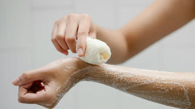 Punya Kulit Kusam? Ini Tips Mencerahkan Kulit Tubuh Secara Alami dengan Melakukan Eksfoliasi yang tepat