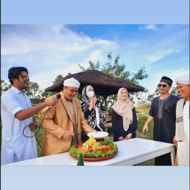 6 Potret Alvin Faiz dan Henny Rahman Usai Menikah, Ziarah ke Makam Ustaz Arifin Ilham
