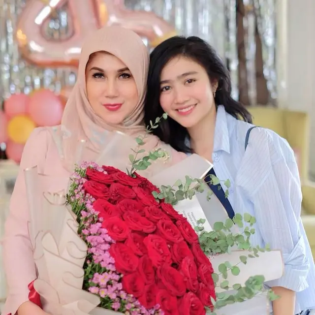 6 Potret Kebersamaan Febby Rastanty dan Marini Zumarnis, Bak Anak Kandung