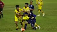 Penyerang Arema FC Cristian Gonzales coba menerobos pertahanan Sriwijaya FC pada laga 8 besar Piala Presiden di Stadion Manahan, Solo, Minggu (26/2/2017). (Liputan6.com/Helmi Fithriansyah)