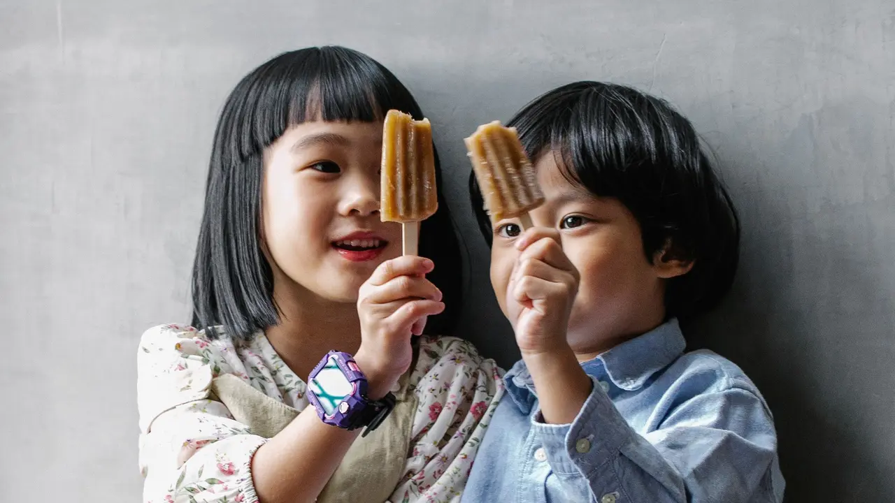 Anak-Anak Membawa Camilan Favoritnya ketika Liburan