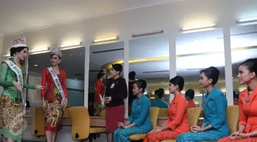  Miss Internasional 2015, Edymar Martinez (kiri) beserta Putri Indonesia 2016, Kezia Roslin Cikita Warouw (kanan) saat berbicara kepada para pramugari di sela kunjungan ke Garuda Indonesia Training Center, Jakarta, (22/2). (Liputan6.com/Herman Zakharia)