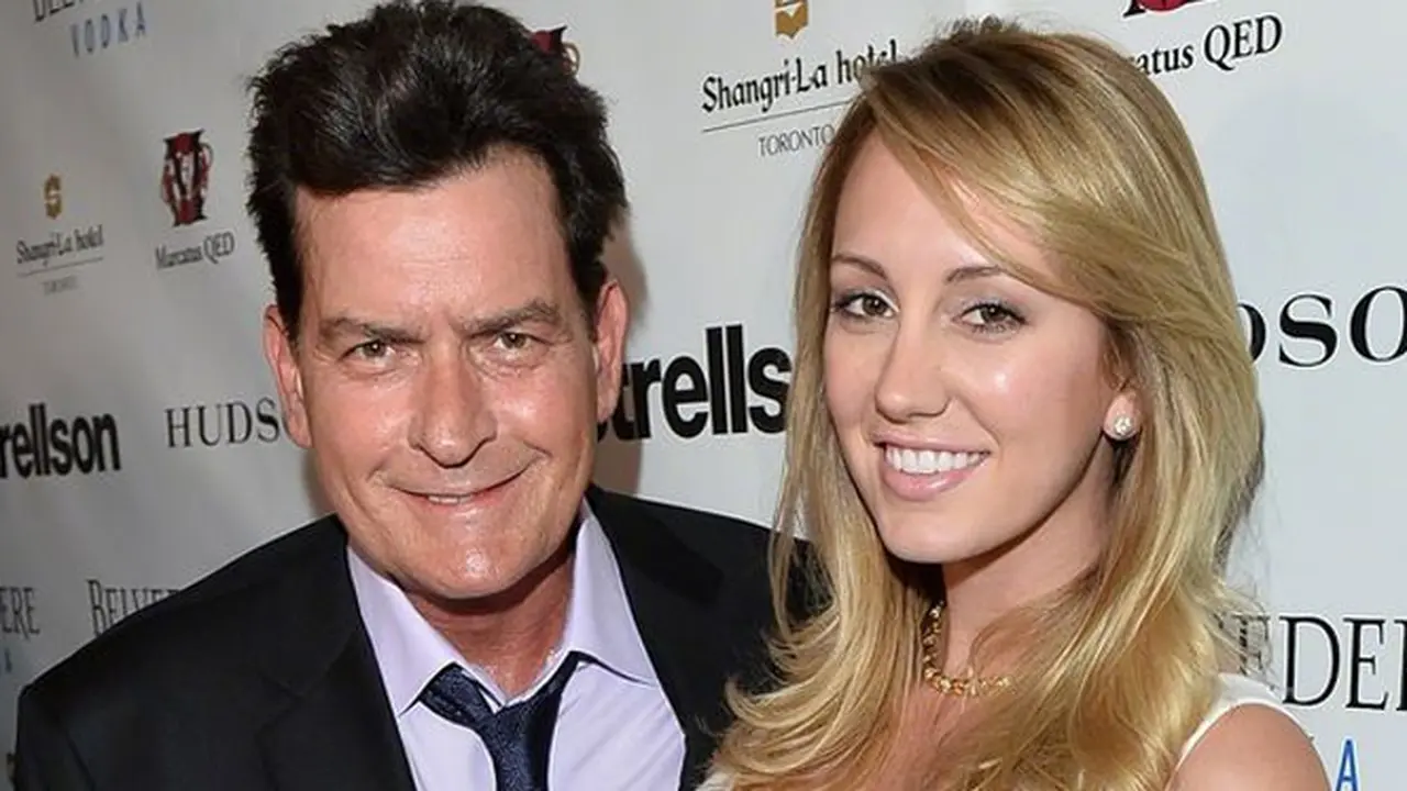 Charlie Sheen dan Brett Rossi