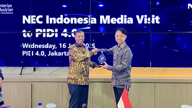 Penyerahan Plakat oleh Masrokhan (Kepala BPSDMI, Kementerian Perindustrian) kepada Joji Yamamoto (President Director of NEC Indonesia) dalam Acara PIDI 4.0 NEC Indonesia Media Visit