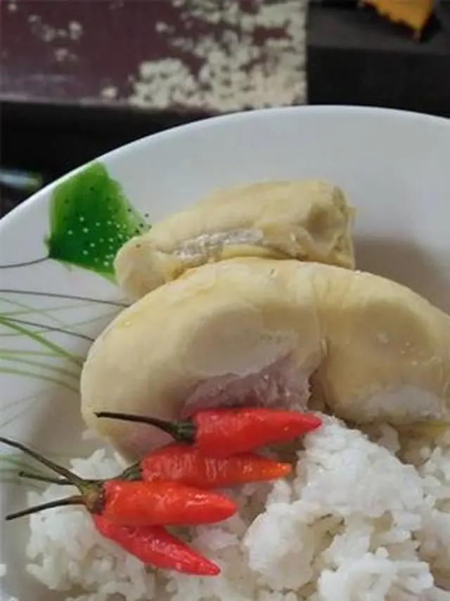 6 Potret Makan Nasi Pakai Buah Ini Nyeleneh Banget, Kocak