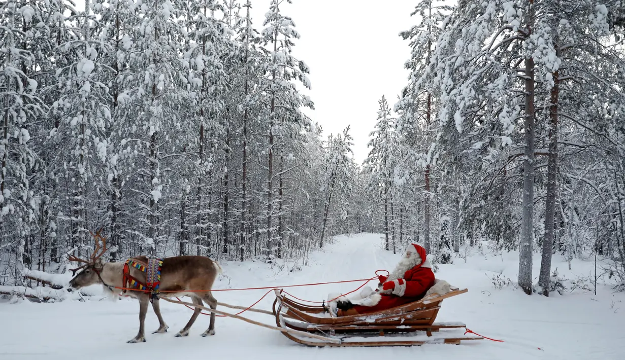 Santa Claus di kereta hadiahnya untuk mempersiapkan Natal di Desa Sinterklas atau Santa Claus Village, Finlandia, 15 Desember 2016.  Kawasan yang tertutup salju pada musim dingin ini makin menguatkan suasana 'White Christmas'. (REUTERS/Pawel Kopczynski)