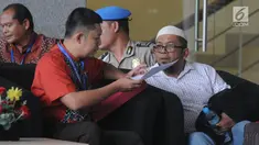 Mantan anggota DPRD Sumut, Ferry Suando Tanuray Kaban menunggu akan menjalani pemeriksaan oleh penyidik di gedung KPK, Jakarta, Jumat (11/1). Ferry menyerahkan diri di Polsek Gading Serpong, Tangerang Selatan. (Merdeka.com/Dwi Narwoko)