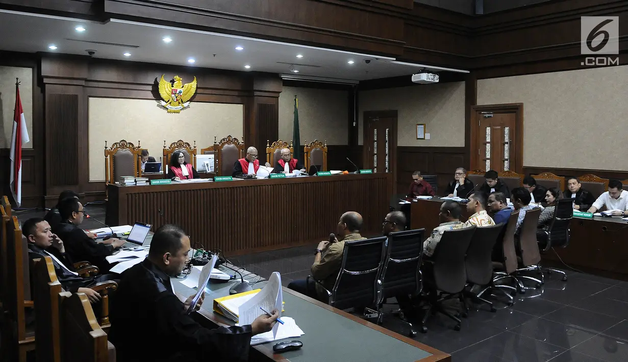 Gubernur Aceh non aktif Irwandi Yusuf saat mendengarkan 7 saksi dalam sidang lanjutan dugaan suap terkait DOKA 2018 di Tipikor, Jakarta, Senin (11/2). Dedi Mulyadi mengaku menyerahkan uang kepada orang dekat Irwandi Yusuf. (Liputan6.com/Herman Zakharia)