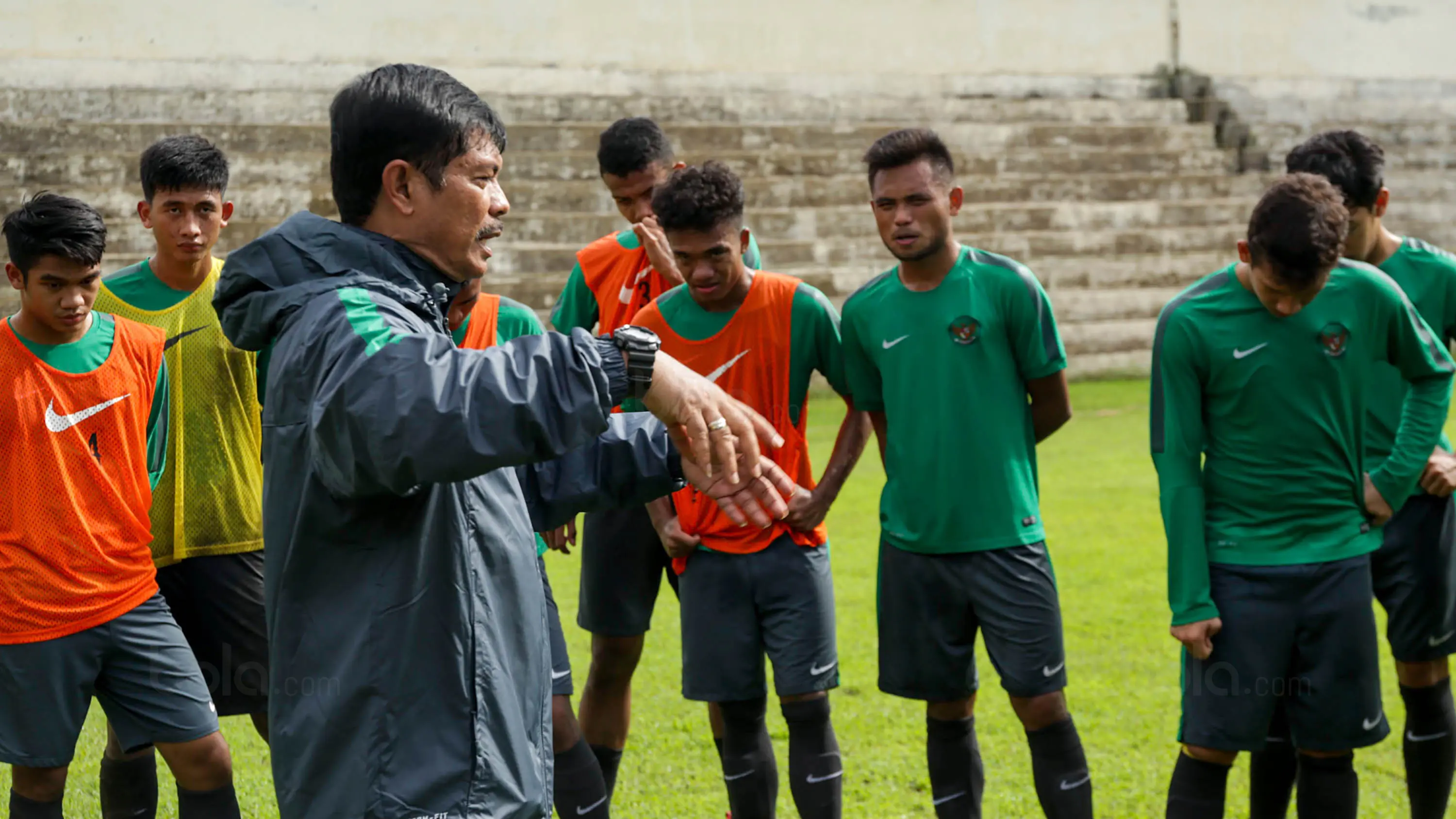 Pelatih Timnas Indonesia U-19, Indra Sjafri, memberikan instruksi saat latihan di Stadion Padomar, Yangon, Sabtu (9/9/2017). Pada laga Piala AFF U-18 selanjutnya Timnas U-19 akan melawan Vietnam U-19. (Liputan6.com/Yoppy Renato)