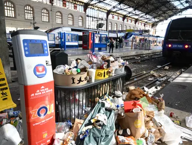 Sebuah foto yang diambil pada 8 Agustus 2023 menunjukkan tumpukan sampah di stasiun kereta Marseille Saint-Charles, saat petugas kebersihan melakukan pemogokan di Marseille, Prancis selatan. (Photo by Christophe SIMON / AFP)