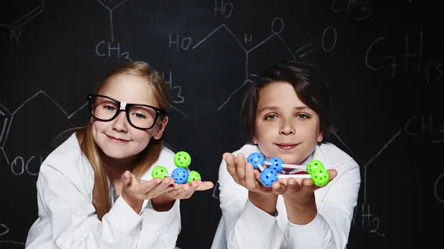 EQ vs IQ: Mana yang Lebih Penting untuk Perkembangan Anak? (photo by freepik.com)