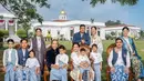 Sebelum lengser, Presiden Jokowi dan keluarganya termasuk para mantu dan cucu berfoto di depan istana negara di Bogor. Tampak Erina Gudono pun masih dalam keadaan hamil saat foto ini diambil oleh Rio Motret. [@riomotret]
