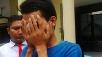 Pria di Surabaya itu ditangkap polisi saat istrinya sedang melayani pelanggan. (Liputan6.com/Dhimas Prasaja)