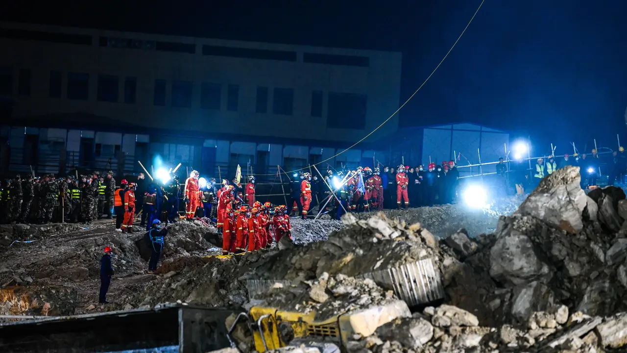 Tim penyelamat bekerja di lokasi tanah longsor di Bijie, Provinsi Guizhou, China barat daya, pada 4 Januari 2022. (Xinhua/Yang Wenbin)