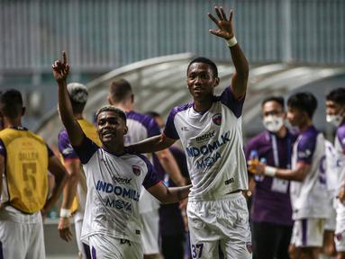 Persita Tangerang yang berstatus tim promosi membuat kejutan di pekan pertama BRI Liga 1 2021/2022 usai membekuk Persipura Jayapura 2-1 di Stadion Pakansari, Bogor, Sabtu (28/8/2021). Ketiga gol yang tercipta seluruhnya terjadi di babak pertama. (Bola.com/Bagaskara Lazuardi)