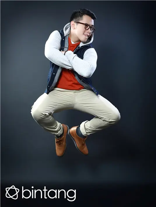 Mengawali karier menjadi penyiar radio di Bandung. Setelah vakum beberapa lama, ia kembali meneruskan kegemarannya bercuap-cuap didepan mikrofon setelah selesai studinya. (Fotografer: Febio Hernanto, Digital Imaging: Muhammad Iqbal Nurfajri, Bintang.com)