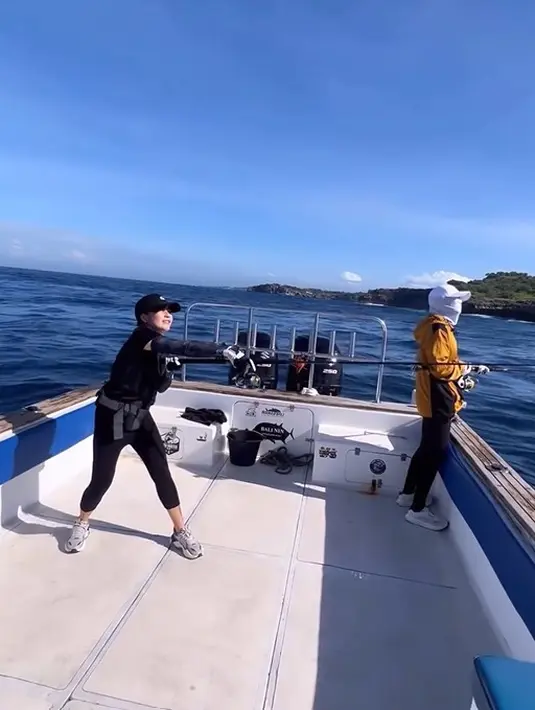 Sang artis pun tak takut dengan paparan matahari kala itu. Ia terlihat terus semangat mendapatkan ikan (Instagram/prillylatuconsina96)