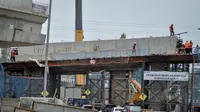 Pekerja sedang menyelesaikan proyek jalan tol Pelabuhan Tanjung Priok, Jakarta, Rabu (25/3/2015). Pemerintah DKI Jakarta mendorong konsorsium Tol Akses Tanjung Priok (ATP) agar mempercepat pembangunannya. (Liputan6.com/Faizal Fanani)