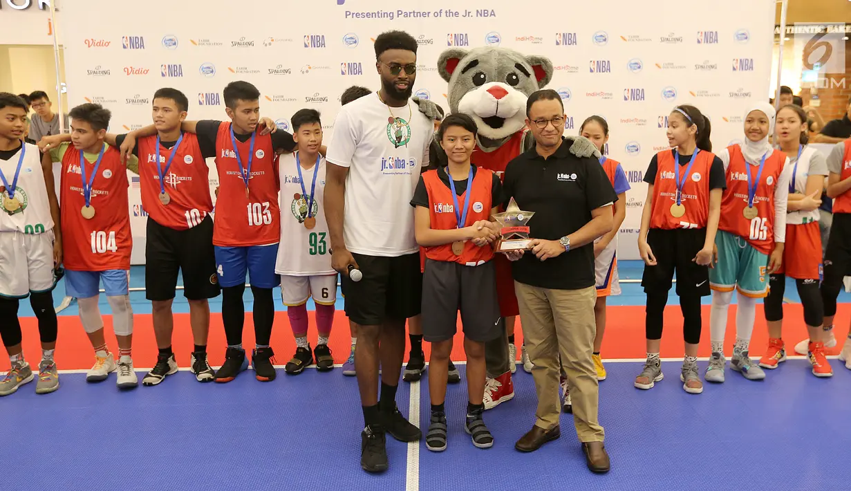 Gubernur DKI Jakarta Anies Baswedan dan pemain NBA Boston Celtics, Jaylen Brown memberikan penghargaan kepada pemain Jr NBA Indonesia pada puncak acara National Training Camp di Pluit Village Mall, Jakarta, Minggu (29/7). (Liputan6.com/Fery Pradolo)