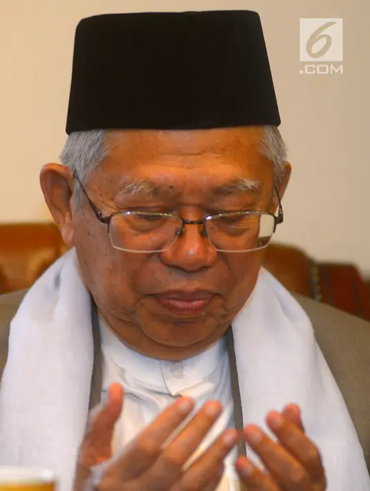 Bakal calon wakil presiden Ma'ruf Amin berdoa saat menggelar pertemuan dengan pengurus PBNU di Jakarta, Selasa (14/8). Sejumlah pengurus PBNU mendoakan Ma'aruf Amin melaksanakan ibadah haji. (Merdeka.com/Imam Buhori)